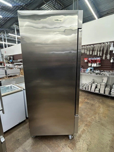 Dukers D28F  27-1/2"W One Door Stainless Steel Bottom Mount Reach In Freezer - 17.79 Cu. (USED UNIT)