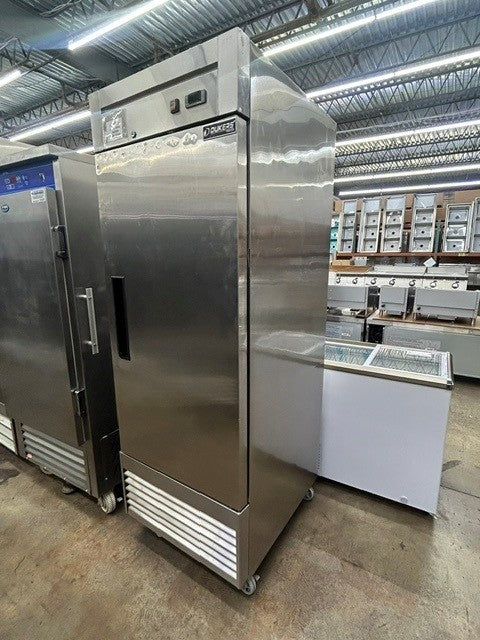 Dukers D28F  27-1/2"W One Door Stainless Steel Bottom Mount Reach In Freezer - 17.79 Cu. (USED UNIT)