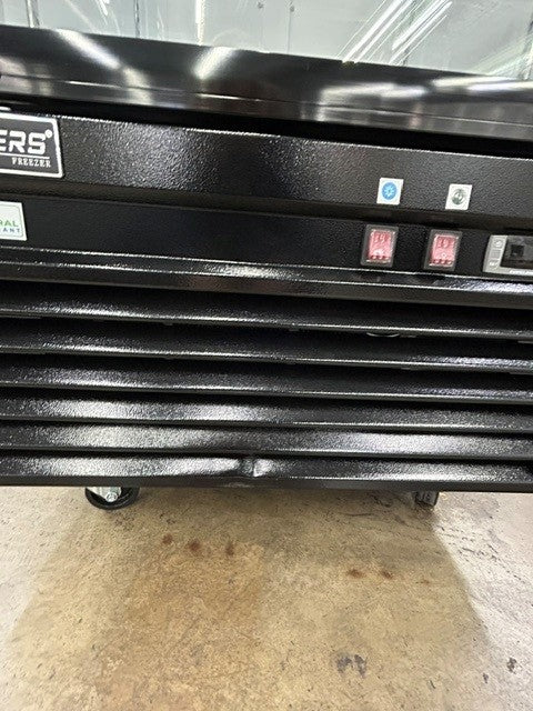 Dukers DSM-15F 27"W One Glass Door Merchandiser Freezer - 13.60 Cu. Ft - (SCRATCH & DENT)