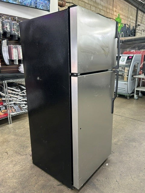 GE GTL17JBWARBS 16.6 Cu.Ft. CleanSteel Top-Freezer/Refrigerator (USED UNIT)