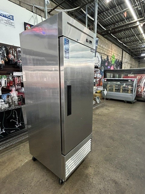 Dukers D28F  27-1/2"W One Door Stainless Steel Bottom Mount Reach In Freezer - 17.79 Cu. (SCRATCH & DENT)