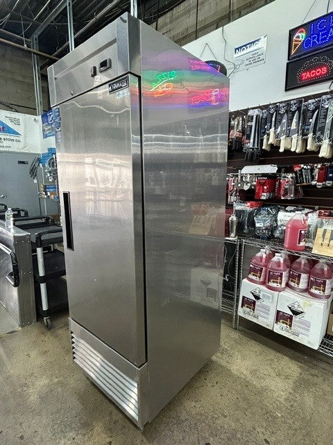 Dukers D28F  27-1/2"W One Door Stainless Steel Bottom Mount Reach In Freezer - 17.79 Cu. (SCRATCH & DENT)