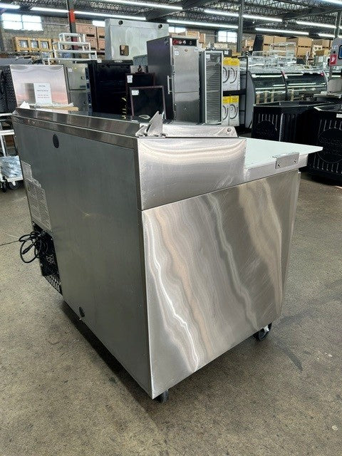 Dukers DPP44 44"W One Door Pizza Prep Refrigerator - 9.88 Cu. Ft. (USED UNIT)