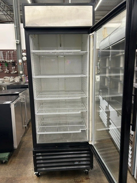 True Food Service GDM-26 Glass Door Merchandiser - 115V 1PH - Black (USED UNIT)