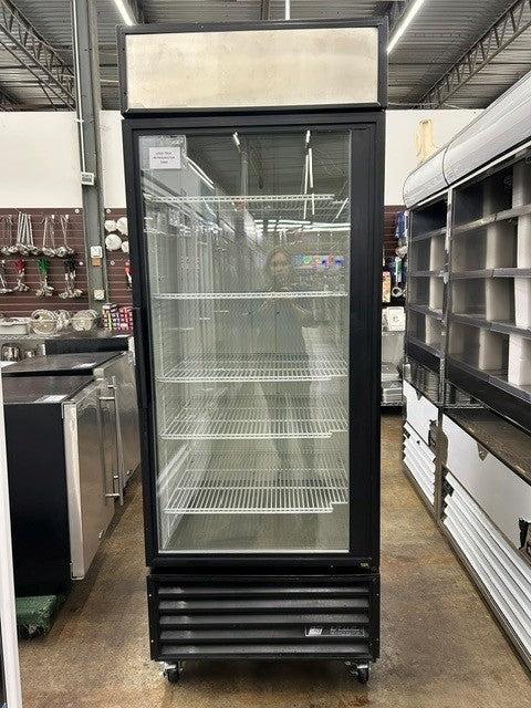 True Food Service GDM-26 Glass Door Merchandiser - 115V 1PH - Black (USED UNIT)