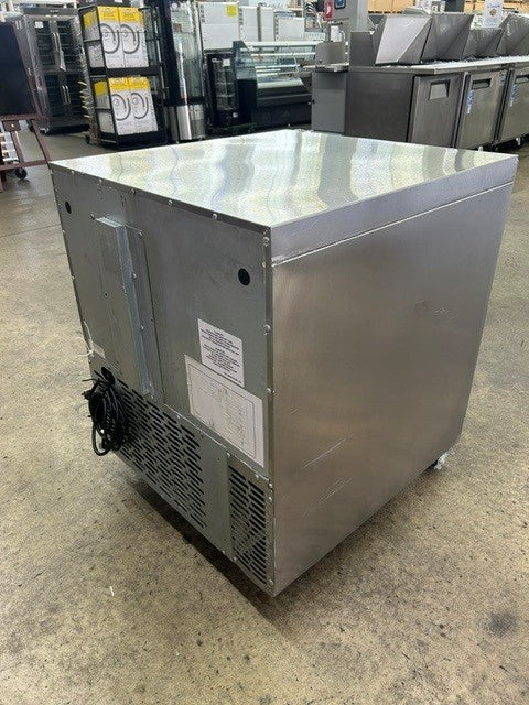 TRAULSEN UHT27-R 27"W Single Door Undercounter Refrigerator (USED UNIT)